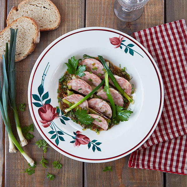 Poireaux grillés, saucisson de Lyon déjà cuit et sauce ravigote