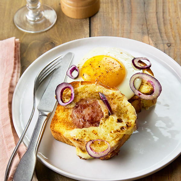 Saucisson brioché façon croque-madame, sauce béchamel