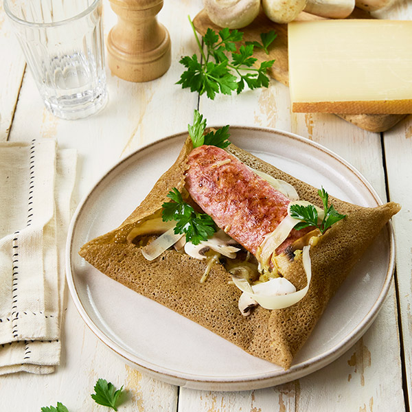 Galette de sarrasin au saucisson à cuire, œuf, comté et champignons