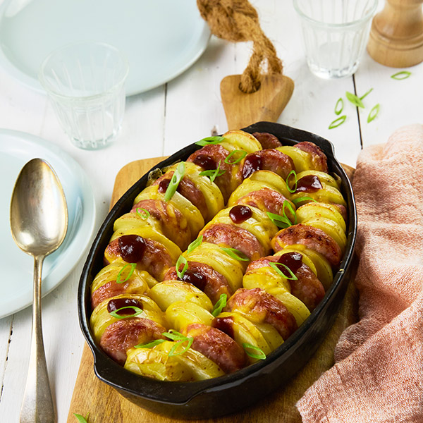 Saucisson à cuire, pommes de terre et cheddar, nappées de sauce barbecue