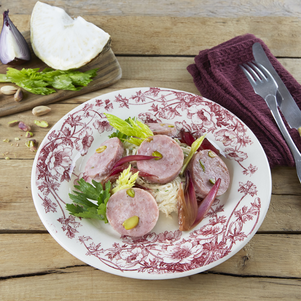 Saucisson à cuire de Lyon pistaché, rémoulade de céleri à la moutarde de Dijon et oignon rouge au vinaigre 