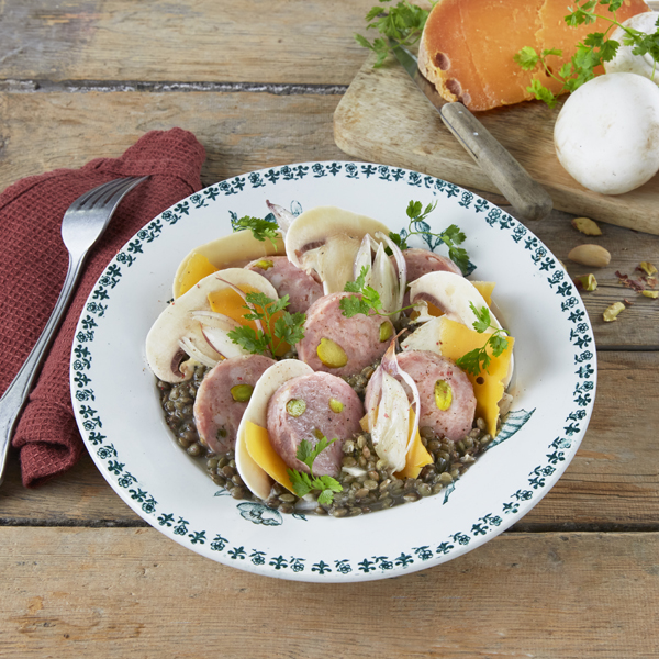 Salade de lentilles, saucisson à cuire de Lyon pistaché, copeaux de champignons de Paris et vieille mimolette