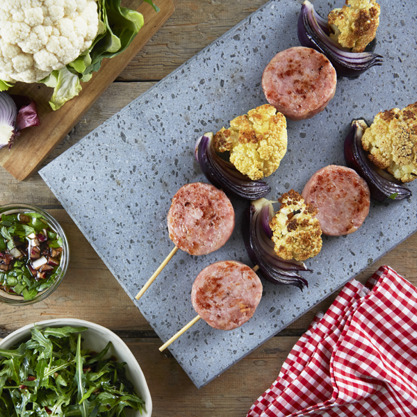 Brochettes de «saucisson-chou fleur» à la plancha, sauce chimichurri