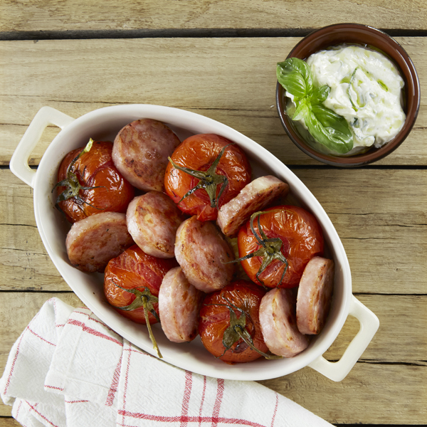 Saucisson à cuire de Lyon, tomates rôties au balsamique et fromage blanc au basilic